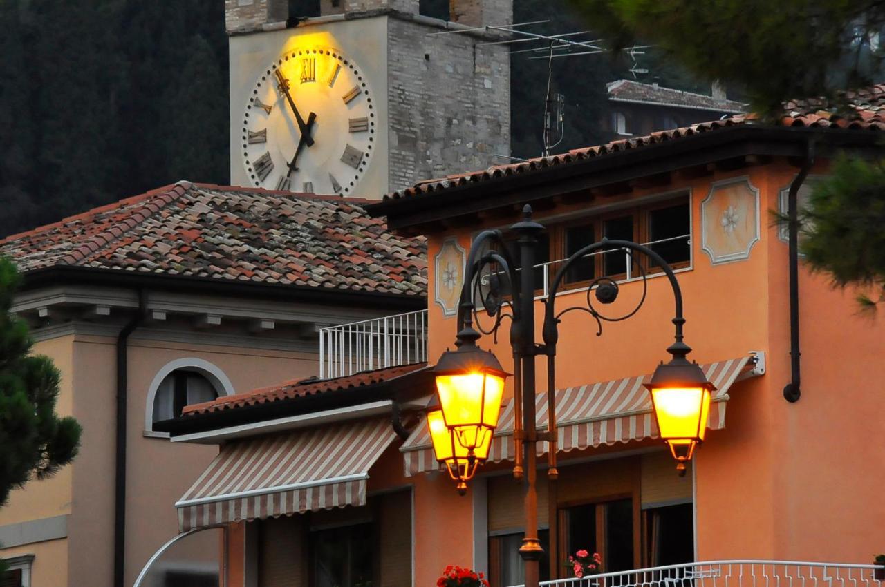 Albergo Meuble Olivi Toscolano Maderno Exterior foto