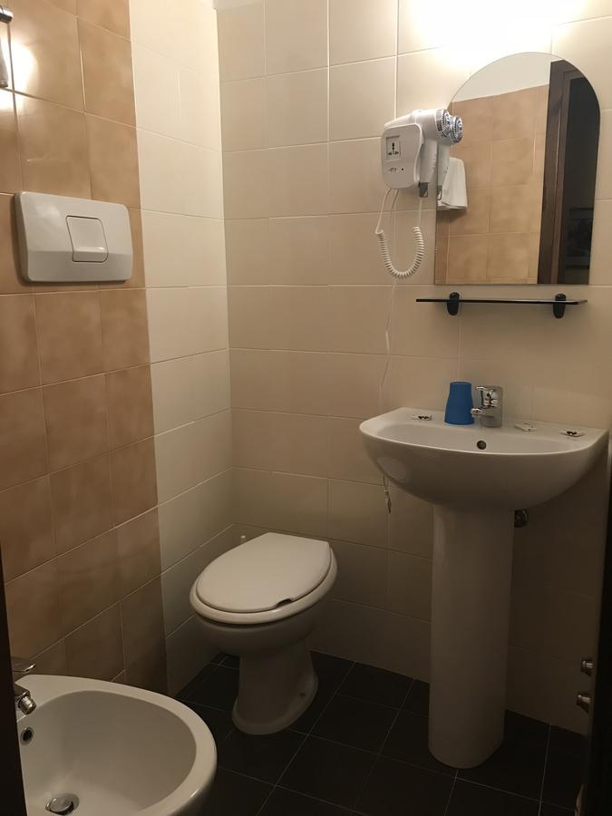 Albergo Meuble Olivi Toscolano Maderno Exterior foto