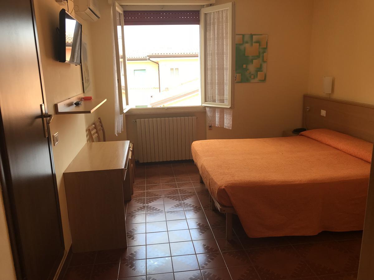 Albergo Meuble Olivi Toscolano Maderno Exterior foto